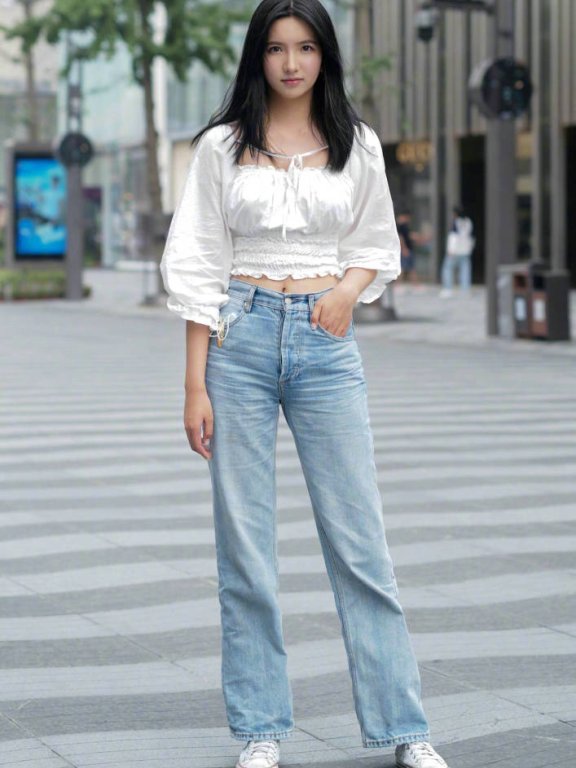 有怀旧风格的直筒牛仔裤搭配小白鞋，青春气息尽显