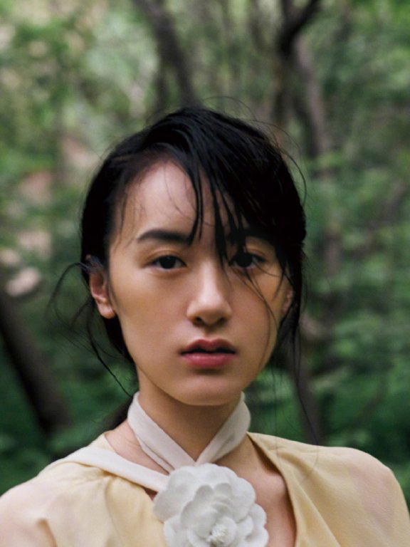 袁冰妍穿淡黄色层叠长裙配山茶花,优雅还高级