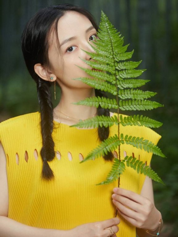 吴倩黄色长裙“剪”一排小洞洞,配双麻花辫娇俏又性感