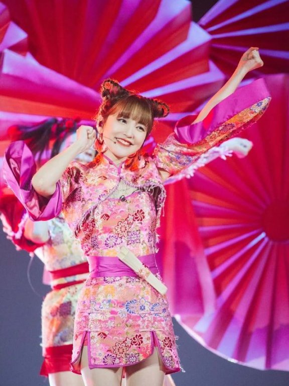 金莎甜美国风造型太抢眼,粉色旗袍勾勒好身材,还是那个甜妹
