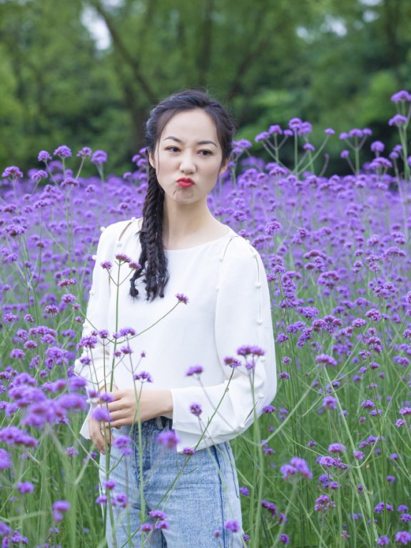 韩雪一身蓝白造型配麻花辫,回到18岁少女状态卖萌也不违和