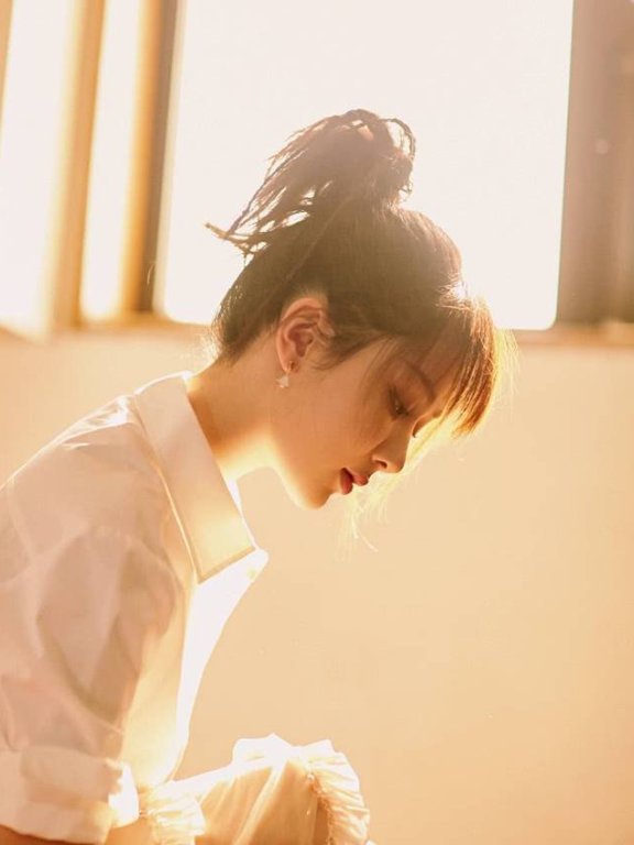 杨紫的发型太适合短发女孩儿了!青春又靓丽