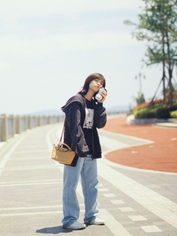 沈月连帽衫牛仔裤穿成55分,配“初恋脸”清纯又少女
