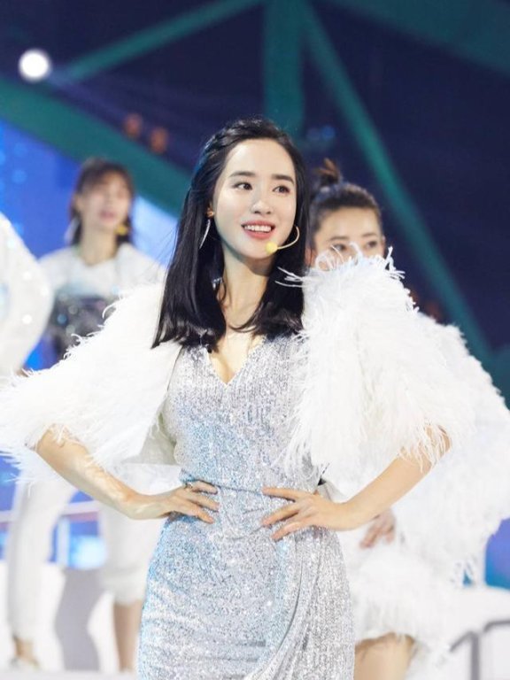 “浪姐”里隐藏的时髦担当!王智的私服可比C位出道还精彩