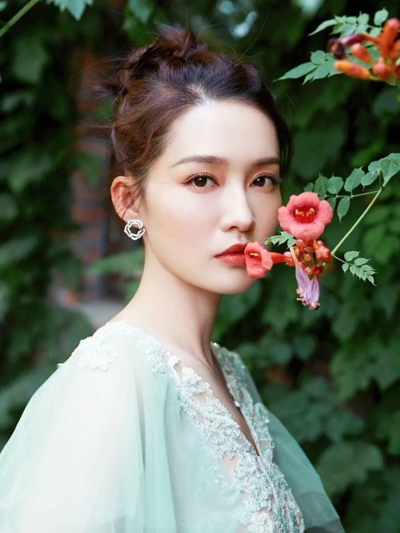 李沁的穿搭竟然喜欢凹气场,不过人长的美怎么穿都好看