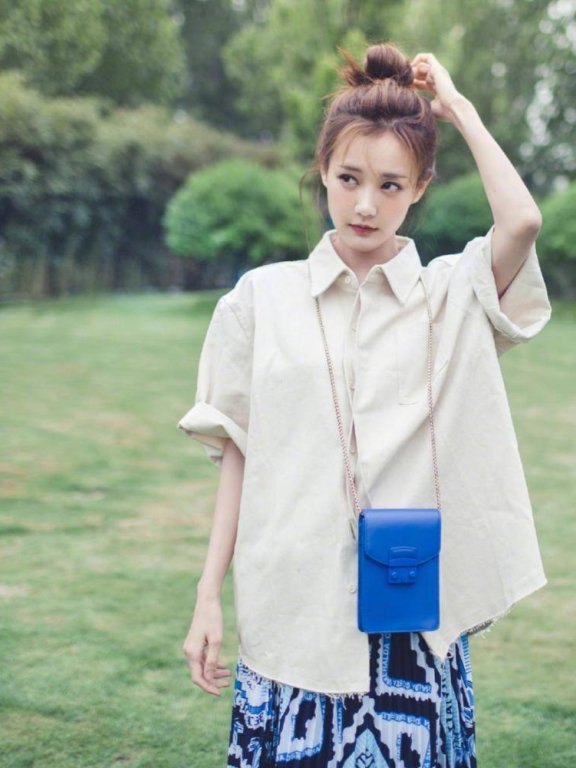 李一桐穿搭太好看,丸子头配衬衫穿出了高级感