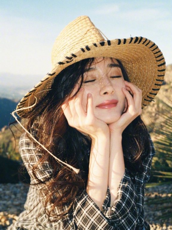 杨幂赵丽颖草帽都能戴出少女感,想不服气都不行
