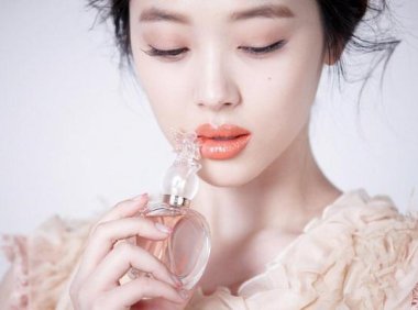 厚嘴唇的女生适合涂这4种颜色的口红，不仅好看还能修饰唇形
