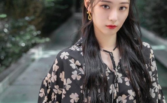 徐艺洋穿宽松连衣裙却不显臃肿,筷子腿太吸睛