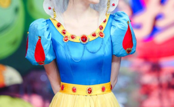 明星COS白雪公主：郑爽戴皇冠似女王，娜扎败在了发型，还是范丞丞有味道