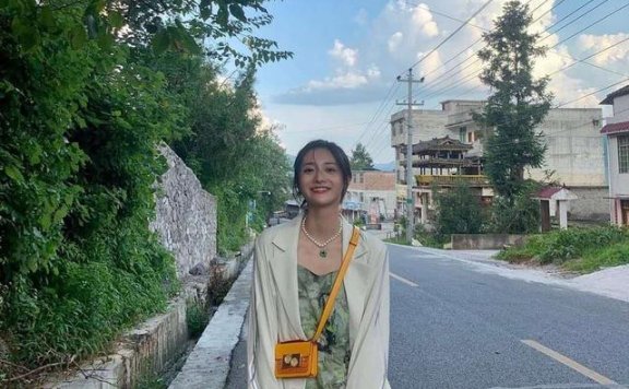 周洁琼演绎夏季清新穿搭，扎染吊带配浅绿色西装，女神就要这么穿