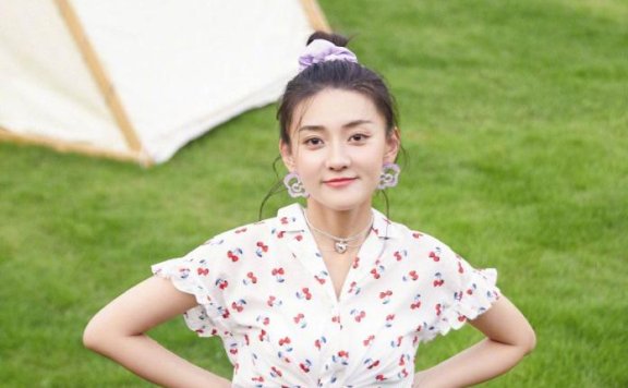 梁洁晒穿白底樱桃印花裙好甜美，露腰设计秀出好身材