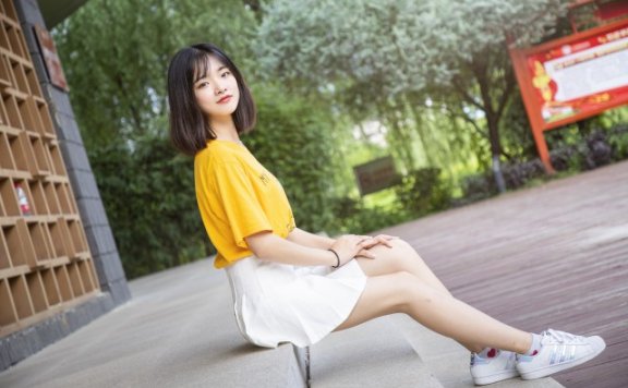 纯白色半身裙怎么搭配，这样穿简单显气质