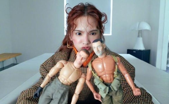 杨丞琳方格条纹大衣，泰迪式刘海好个性