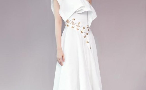 童瑶穿白色斜肩连衣裙妩媚迷人,这气质太赞了