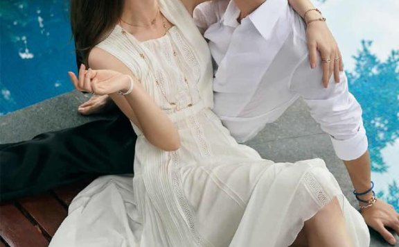 戚薇李承铉拍七夕大片，白色系穿搭浪漫又高级，泳池写照甜度满分