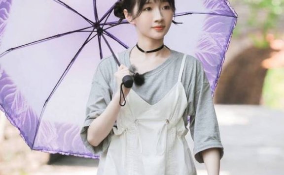 李浩菲古灵精怪穿搭真好看！蓝色泡泡袖衫＋黑色短裤宛若烂小公主