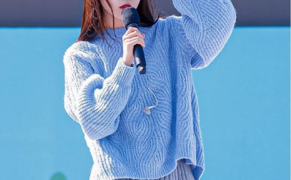 白色长裙出席活动，宛若人间仙子，你被李知恩甜到了吗