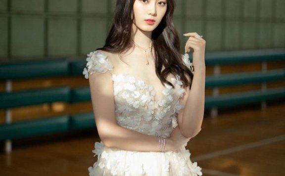 徐艺洋回应遗憾错失出道,花瓣长裙甜美可人,宝藏女孩穿搭真的可