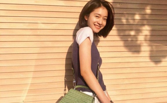 张雪迎T恤配牛仔裤尽显气质，鳄鱼皮包包点缀恰到好处