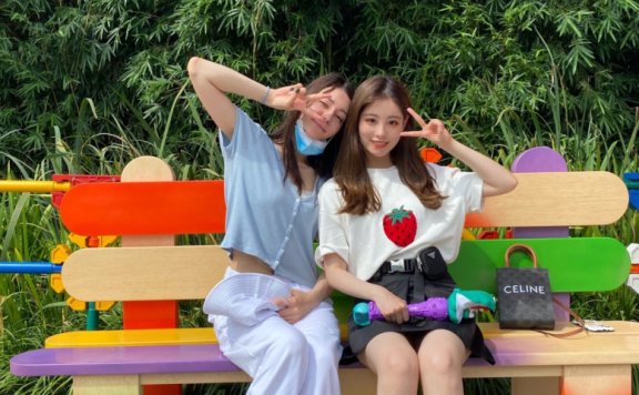 热巴祝绪丹罕见同框,素颜下热巴脸不够拳头大,瘦弱得让人心疼!