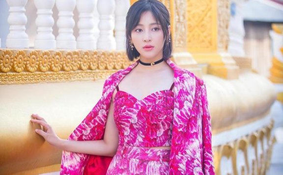 甘婷婷穿玫红色印花西装套装气质惊艳,短发更美