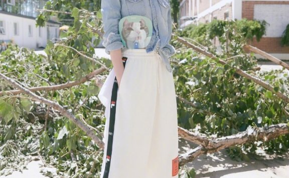 张馨予走帅气路线不违和，穿牛仔衬衫配七分裤好身材随意穿