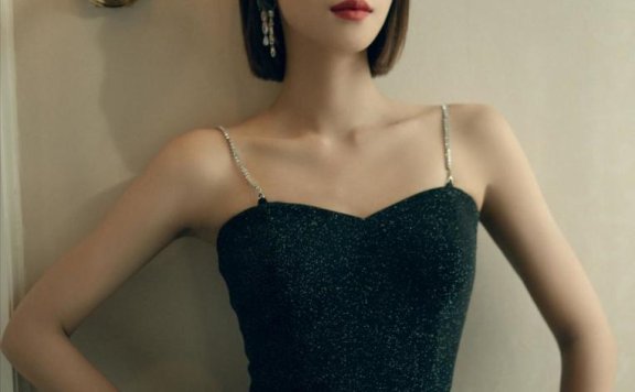 蓝盈莹吊带连体裤秀小细腰，纤瘦曲线十分养眼，利落短发好有气场