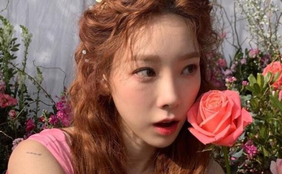 金泰妍晒黑长直发型被嘲像女装大佬,脸僵遭质疑整容过度