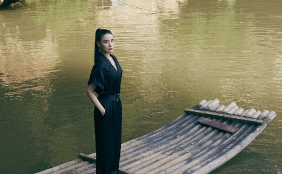 宋佳光脚站竹筏上！穿连体裤单手插兜飒爽不输张一