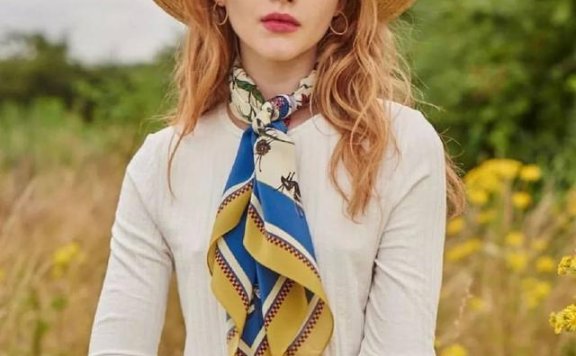 玩转复古搭配,用一条丝巾成全你的百变造型