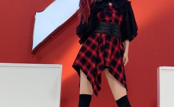 吴昕高筒袜搭配马丁靴，这双腿让多少女生羡慕