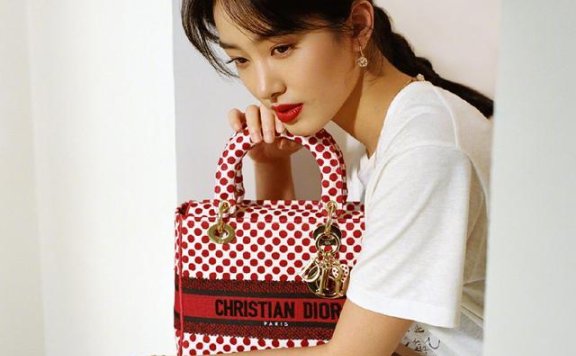 景甜杨采钰同款白色T恤配红色纱裙太经典,搭配不同各有气场