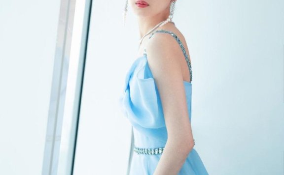 周冬雨穿蓝色长裙秒变气质女神,胸前蝴蝶结造型太吸睛