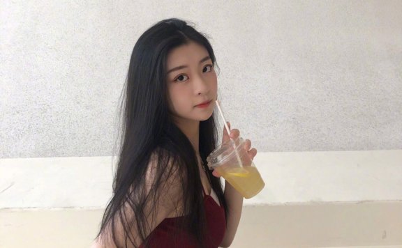 王承渲的吊带显瘦又清爽,这清纯童颜谁受的了