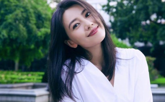 高圆圆V领白衬衫配包臀裙凹凸有致,好身材真性感