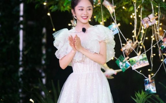 谭松韵30岁穿玻璃糖纸轻纱裙,比迪士尼公主还要甜美
