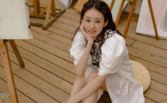 郑合惠子单肩露脐背心秀出优美曲线，搭配牛仔裤简约时尚