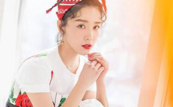 今年夏天最显气质的“好搭档”:T恤+丝巾,简约百搭还高级