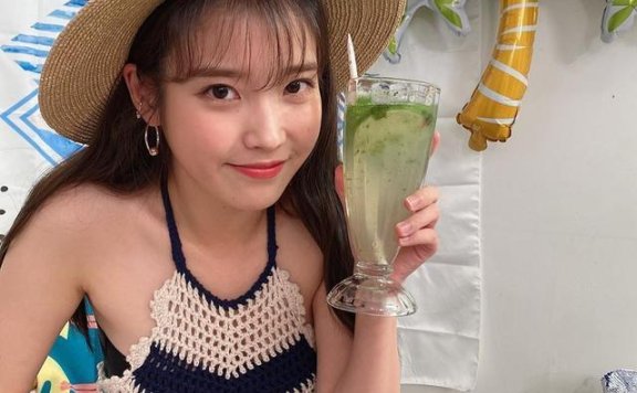 李知恩从甜美气质女孩到假小子，穿衣风格随意切换