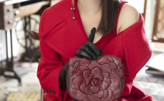 舒淇大红色开叉皮裙穿到胸口，配黑色短靴美腿很是迷人