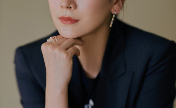 海清穿奶奶最爱印花裤,配西装霸气得像女强人