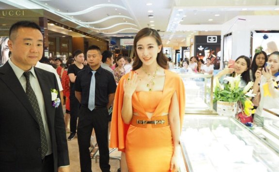 周知女神范十足,大胆尝试黄色连衣裙简约又高级,美了美了!