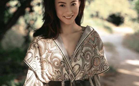 张柏芝穿一套印花裙装高级优雅，精致又养眼