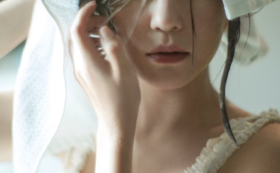 赵薇“表演”洗头发,镜头扫过她的脸:没整过的脸就是抗老