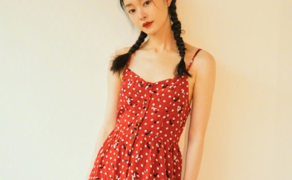 宋轶穿红色吊带波点裙出镜，配双麻花辫美成少女