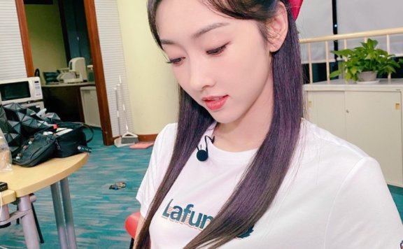 宣璐穿T恤配破洞牛仔裤,扎红色蝴蝶结明艳又甜美