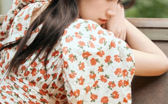 苏青穿印花上衣绑草莓双马尾,甜美似少女