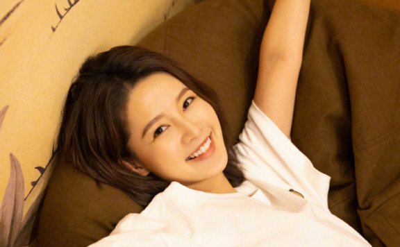 李沁穿T恤牛仔裤,清新甜美好喜欢