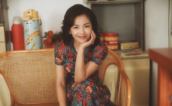 刘涛穿印花连衣裙复古迷人,终于有了阿姨的模样